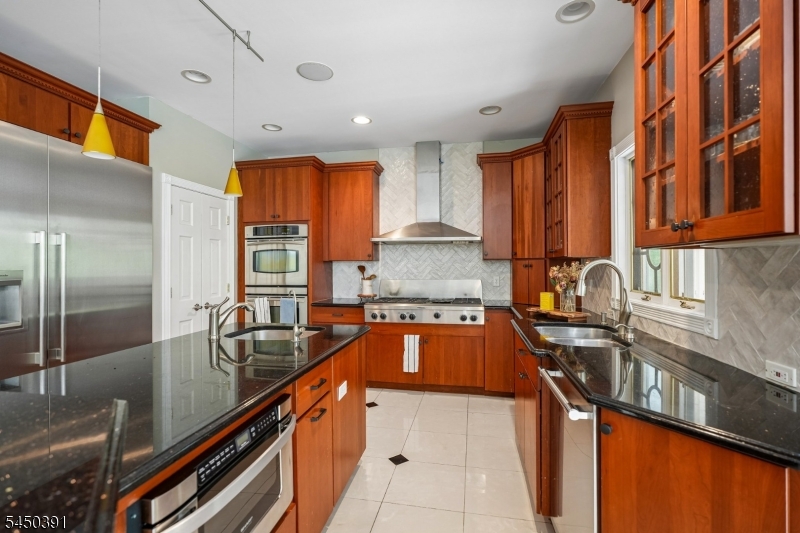 537 Mount Kemble Ave