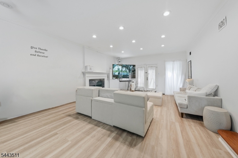905 Salem Ave