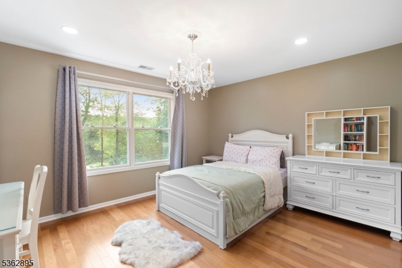 20 Crestview Ln