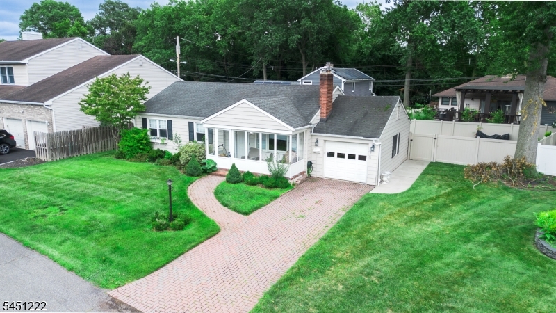 870 Crescent Dr