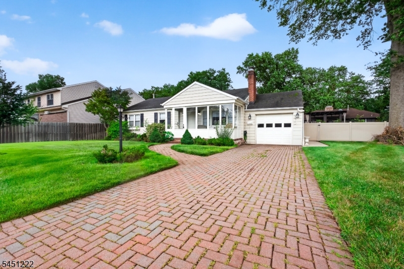 870 Crescent Dr