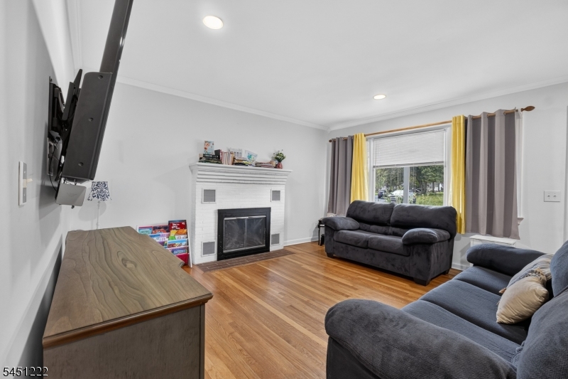 870 Crescent Dr