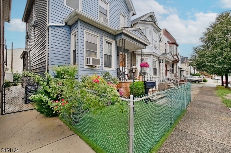 402 Davis Ave