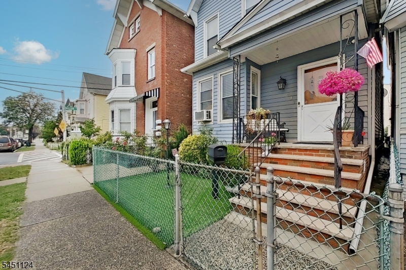 402 Davis Ave