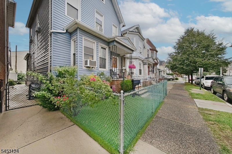 402 Davis Ave