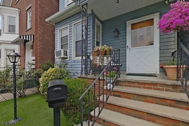 402 Davis Ave
