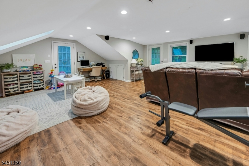 112 E Valley Brook Rd