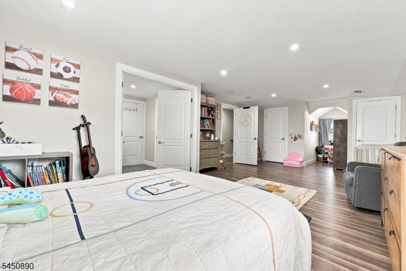 1305 E Henry St