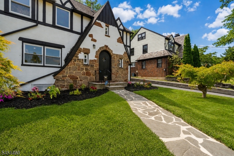 6 Norfolk Ave