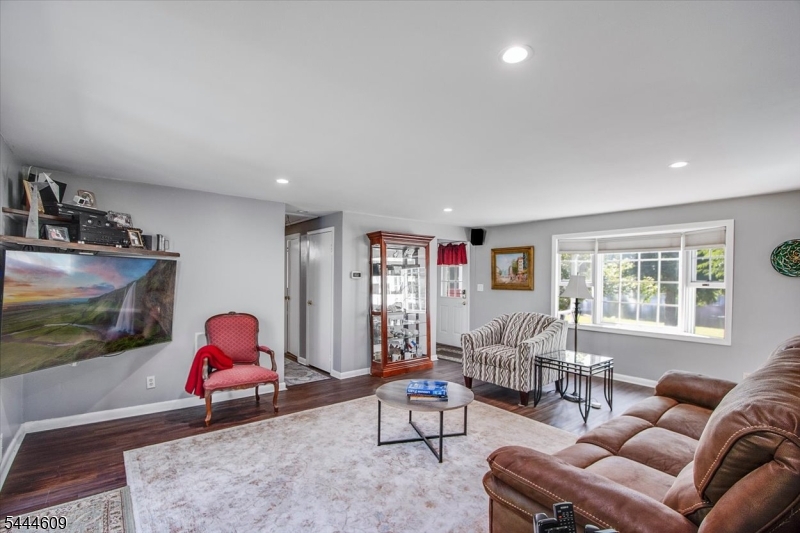 54 Oslo Dr