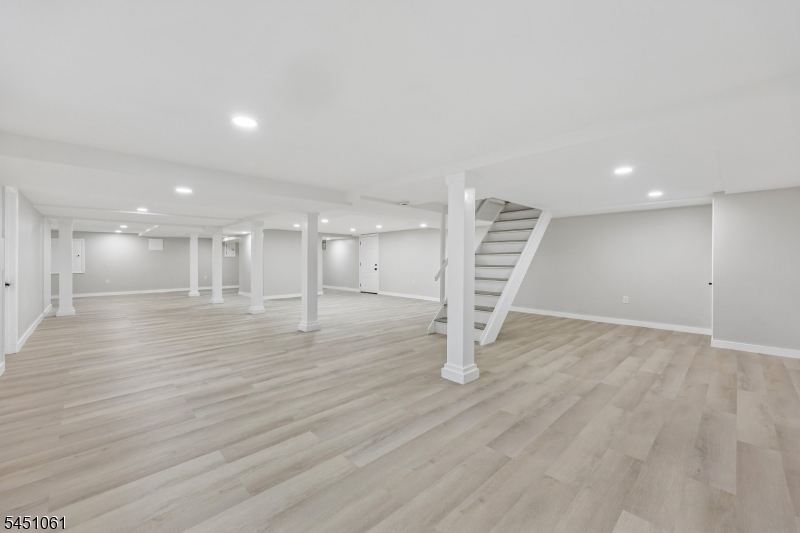 33 Lotz Ave