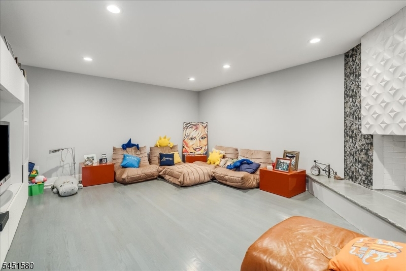 25 N Hillside Ave