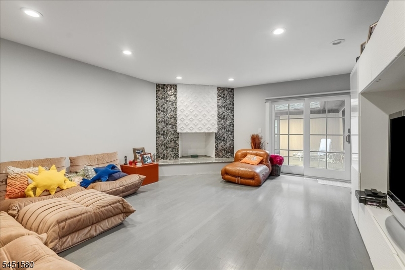 25 N Hillside Ave