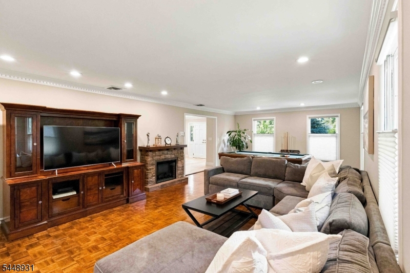 700 Oak Ln