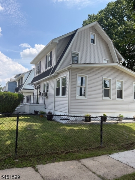 200 Lincoln Pl