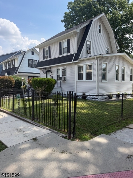 200 Lincoln Pl