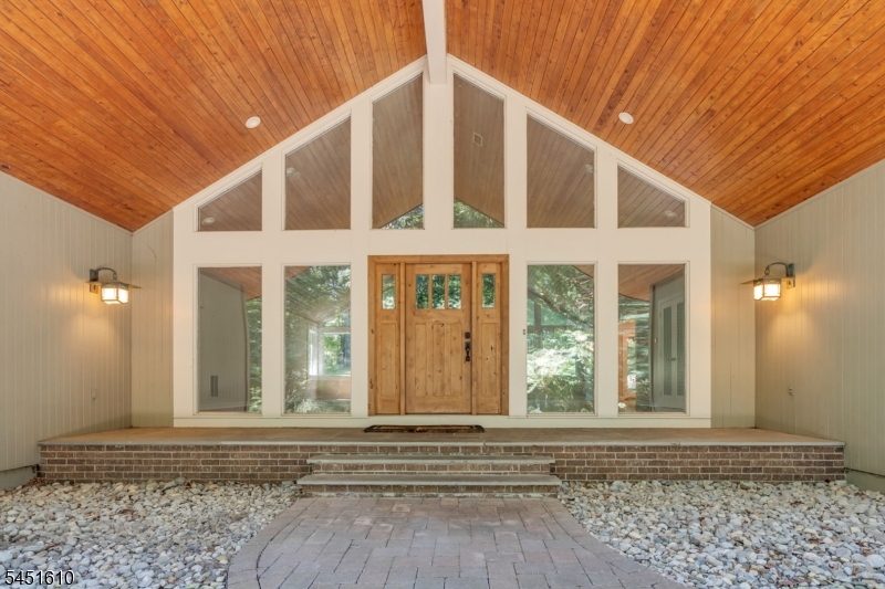 10 Saddle Hill Rd
