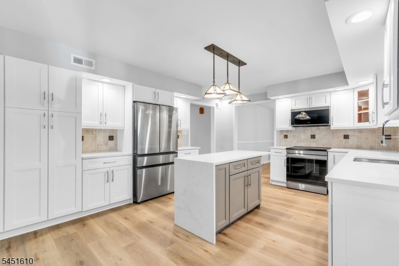 10 Saddle Hill Rd