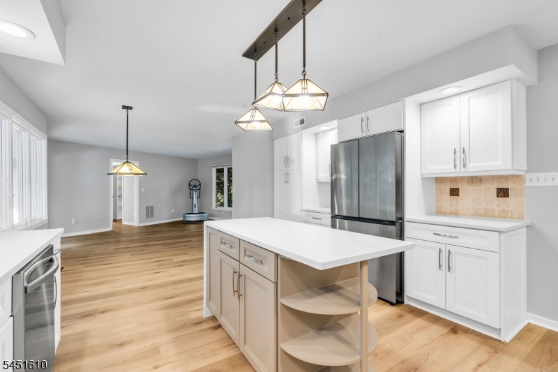 10 Saddle Hill Rd