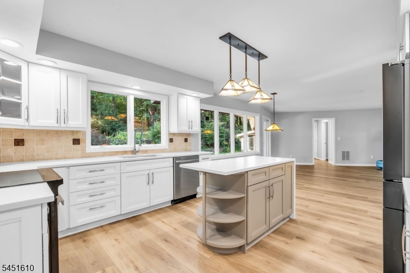 10 Saddle Hill Rd