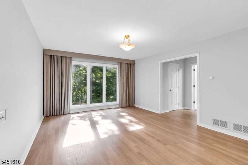 10 Saddle Hill Rd