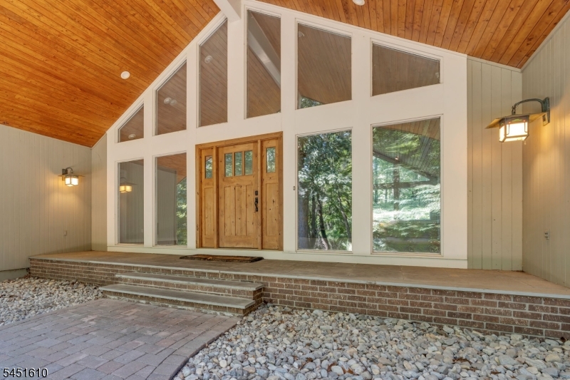 10 Saddle Hill Rd