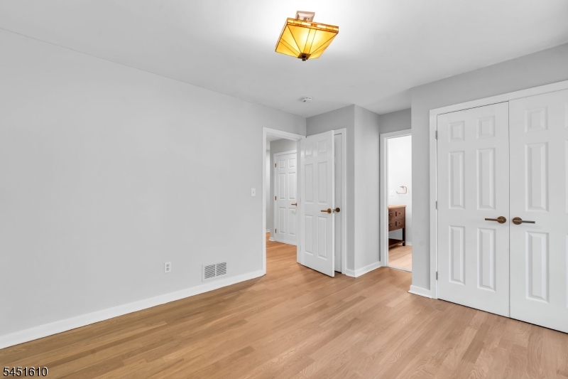 10 Saddle Hill Rd