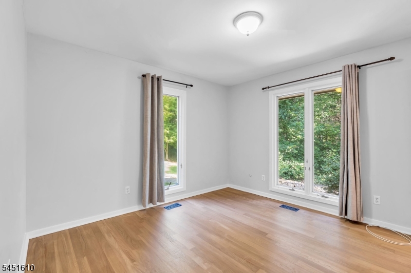 10 Saddle Hill Rd