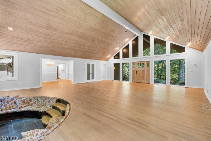10 Saddle Hill Rd