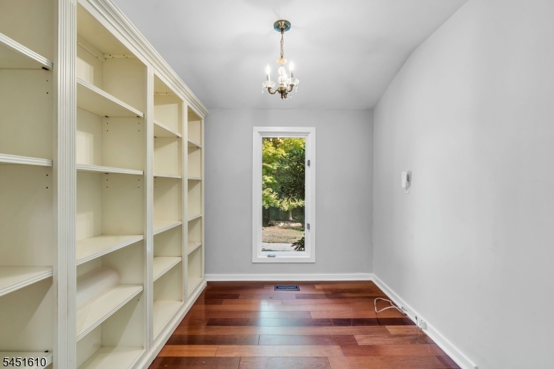 10 Saddle Hill Rd