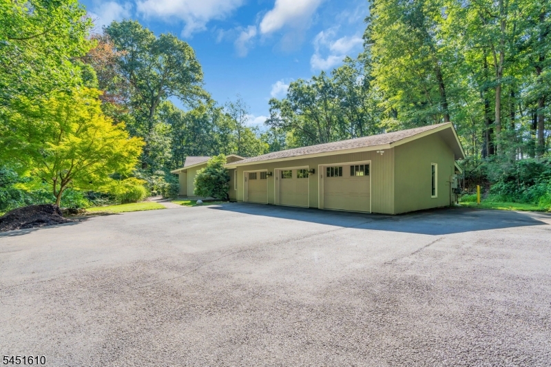 10 Saddle Hill Rd