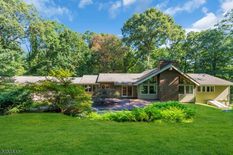 10 Saddle Hill Rd