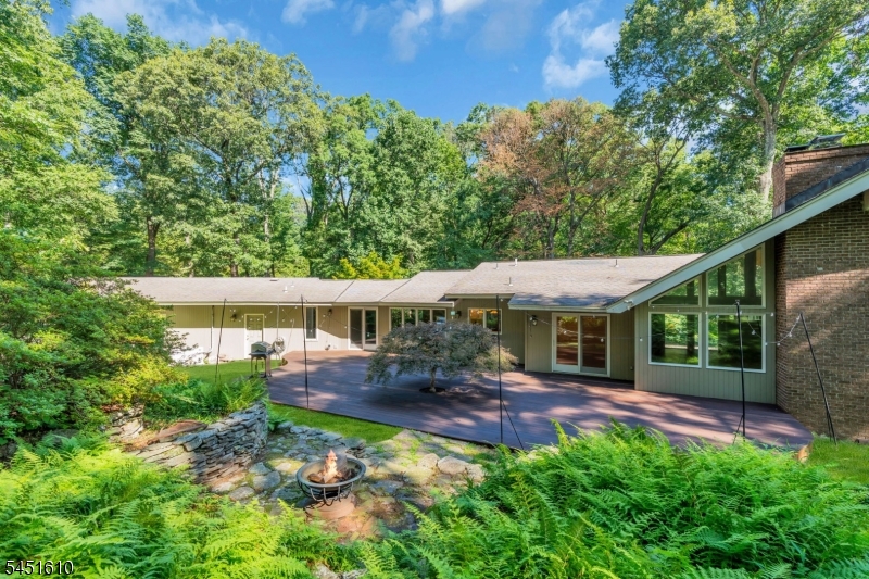 10 Saddle Hill Rd