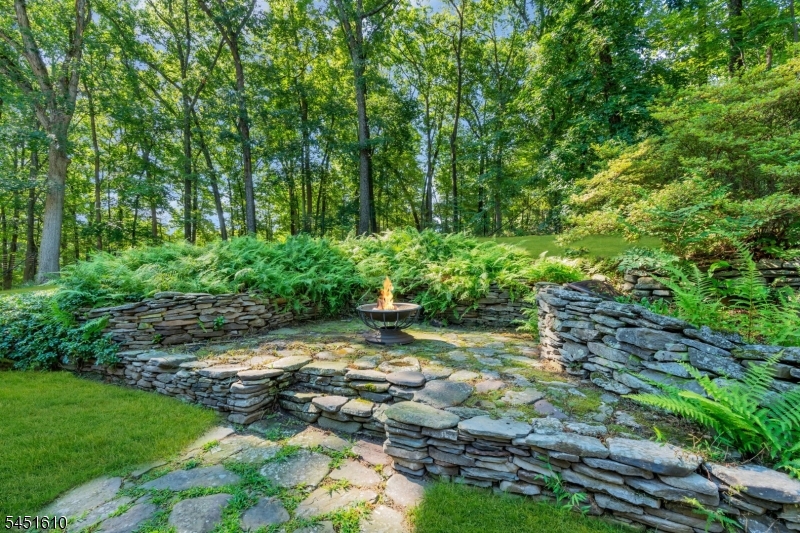 10 Saddle Hill Rd