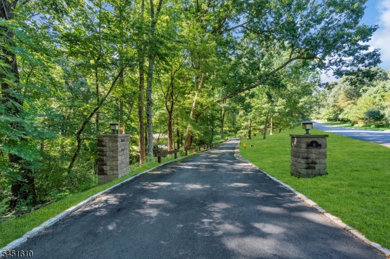 10 Saddle Hill Rd