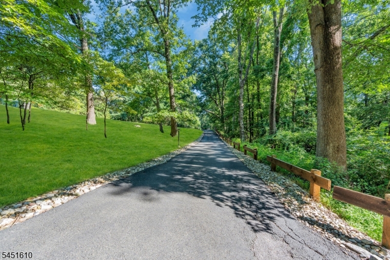 10 Saddle Hill Rd