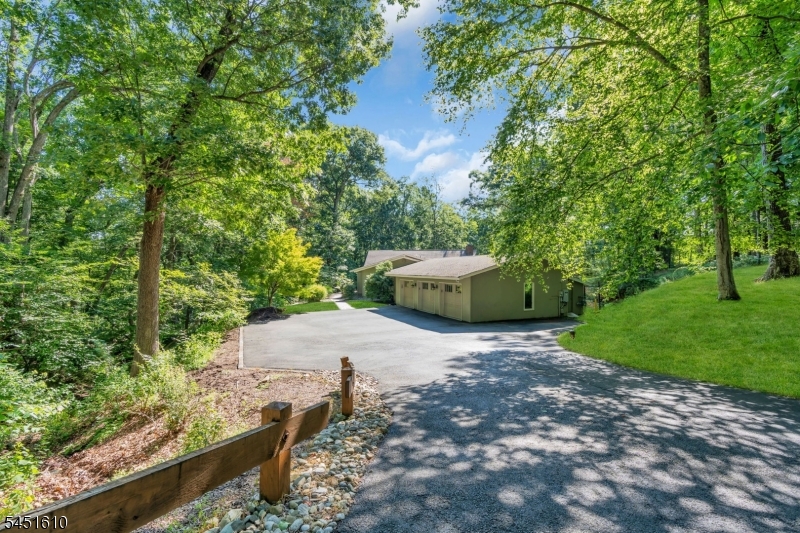 10 Saddle Hill Rd