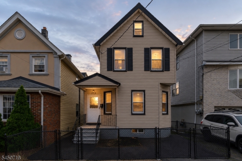 352 Forest St