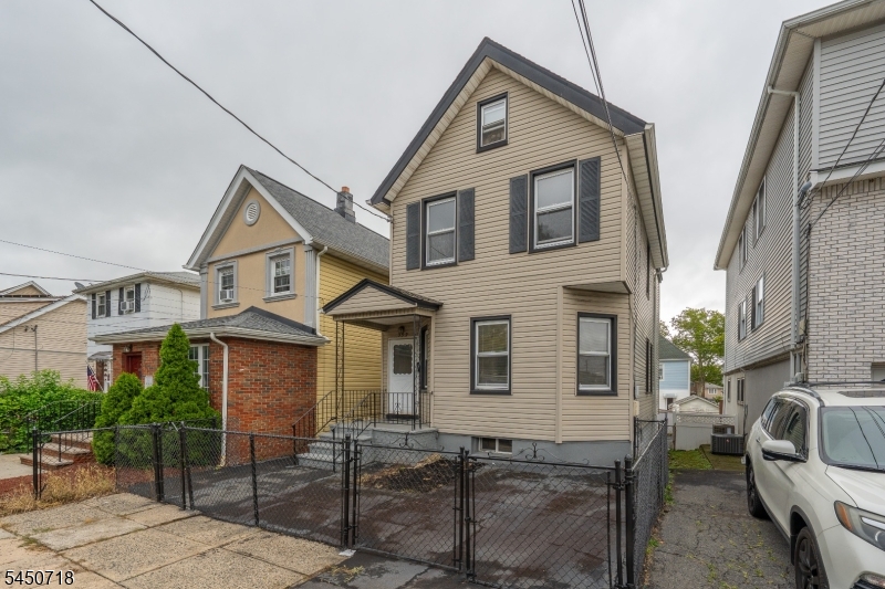 352 Forest St