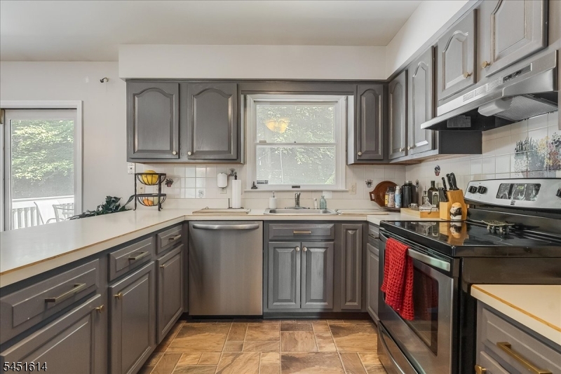 14 Pudding Stone Ln