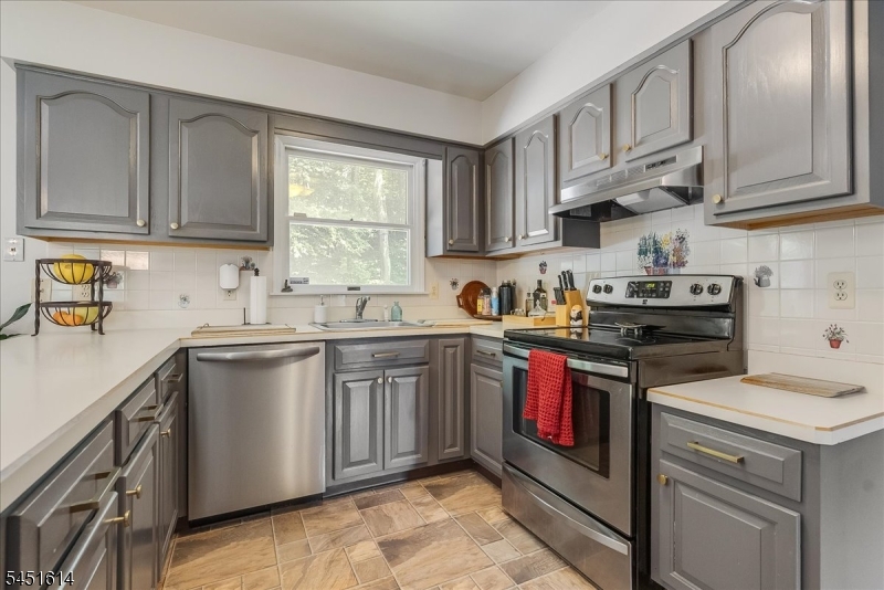 14 Pudding Stone Ln