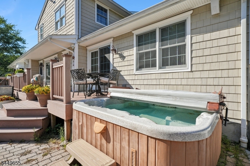 9 Pitcairn Dr