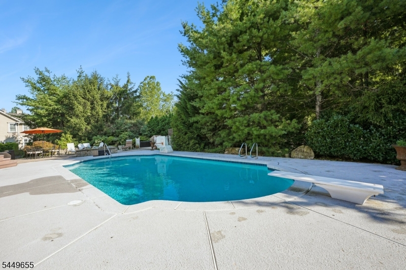 9 Pitcairn Dr