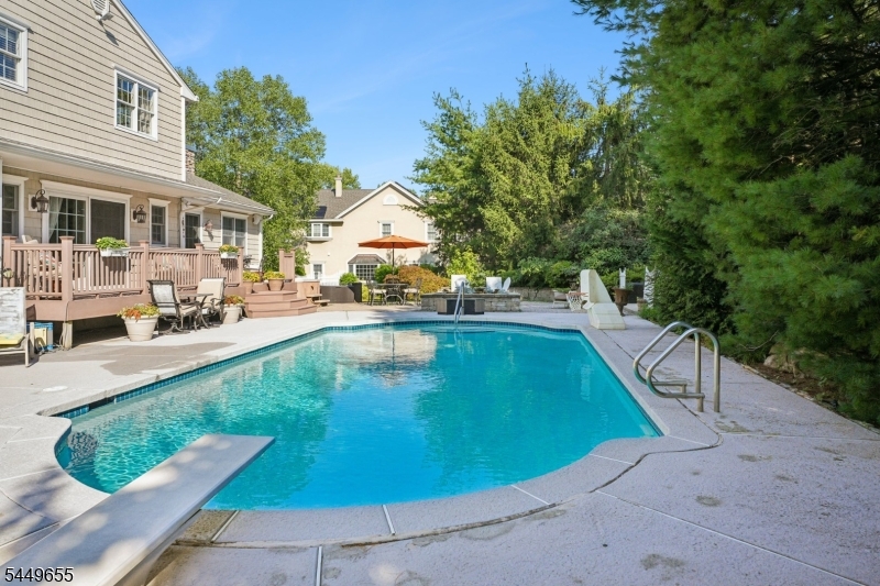 9 Pitcairn Dr