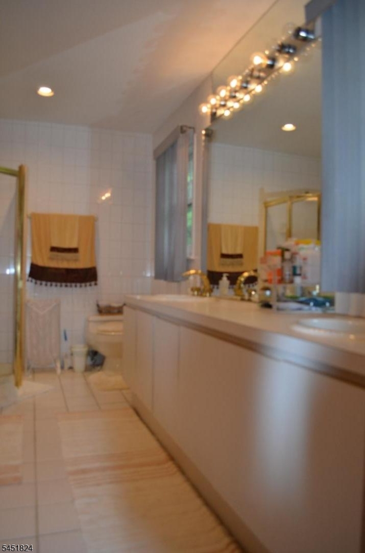 1 Glenbrook Ct