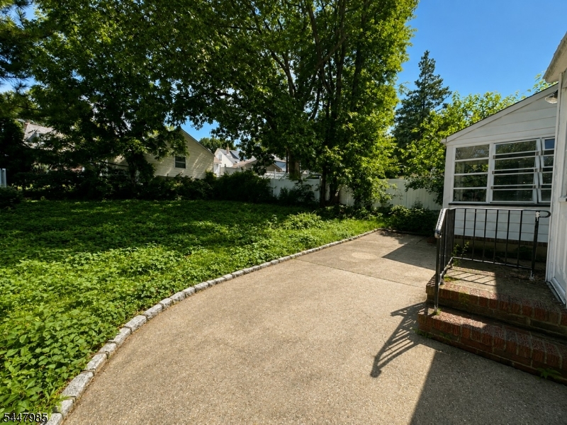 1129 Caldwell Ave