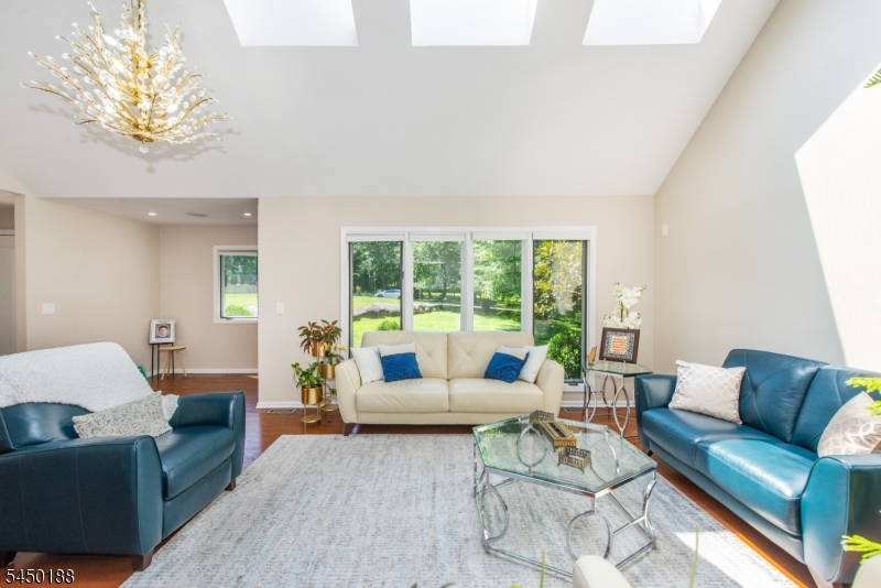 11 Vista Dr