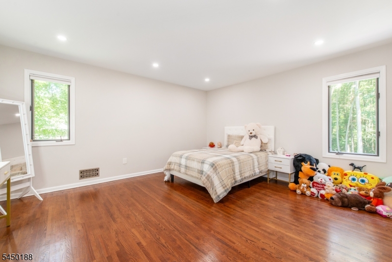 11 Vista Dr