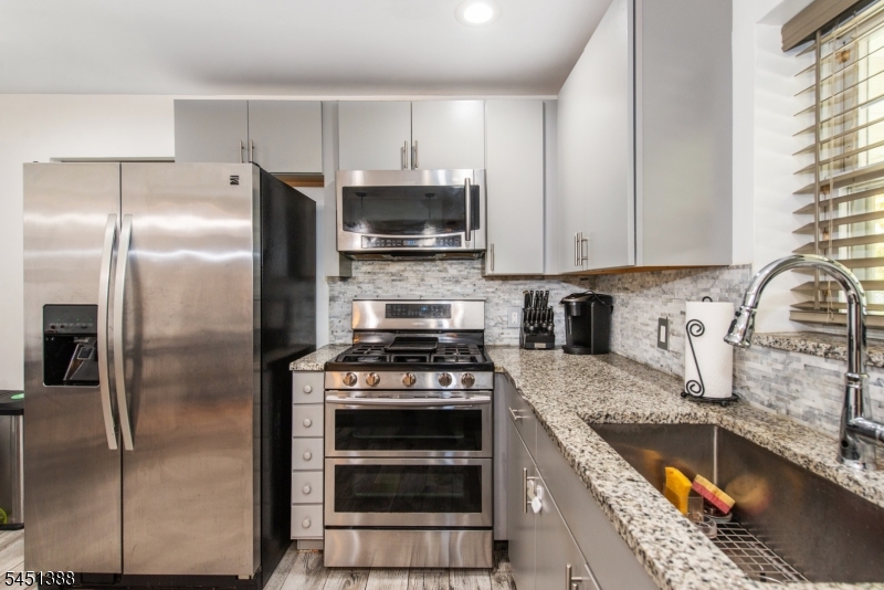 85 Bloomfield Ave