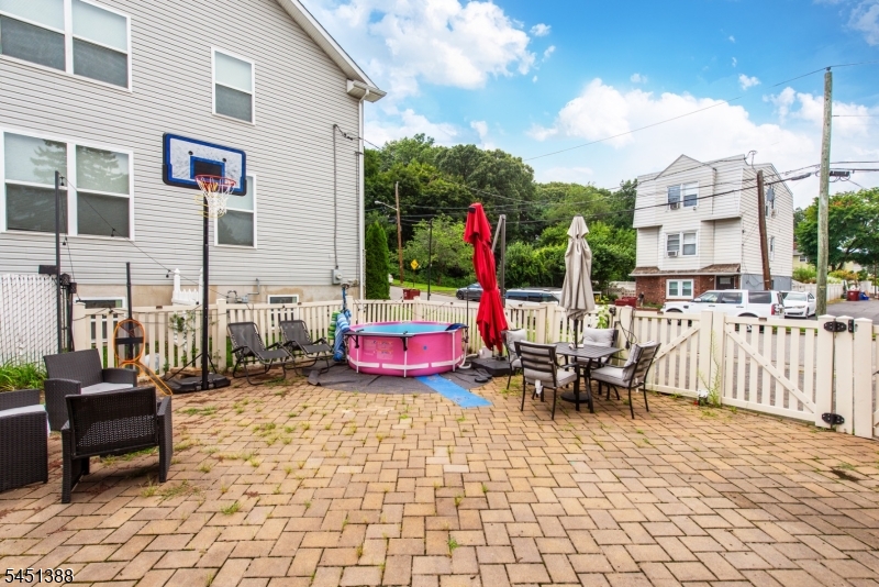 85 Bloomfield Ave